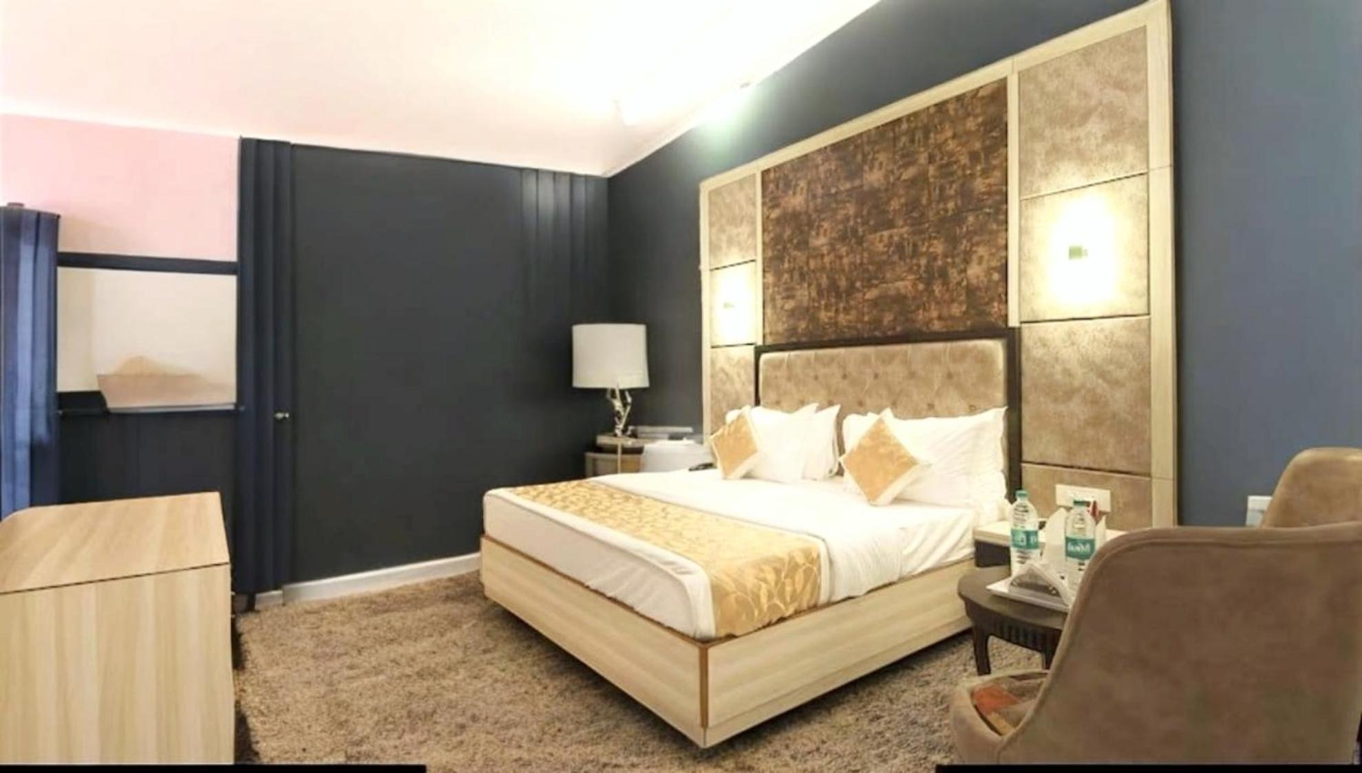Hotel The Almora By Rs Global Near By Delhi International Airport With - Free Airport Drop Нью-Дели Экстерьер фото