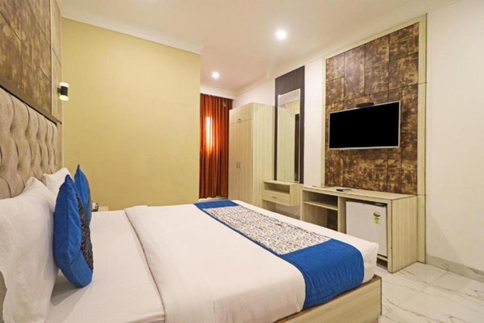 Hotel The Almora By Rs Global Near By Delhi International Airport With - Free Airport Drop Нью-Дели Экстерьер фото