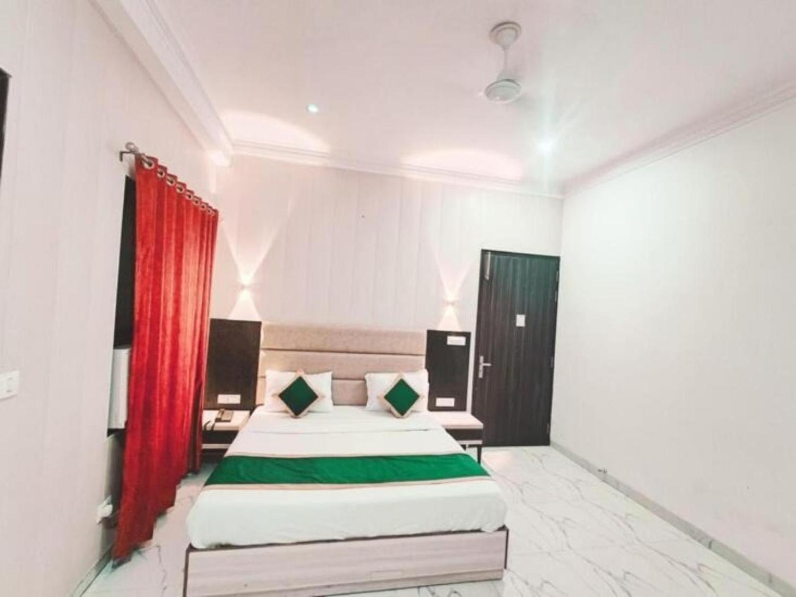 Hotel The Almora By Rs Global Near By Delhi International Airport With - Free Airport Drop Нью-Дели Экстерьер фото
